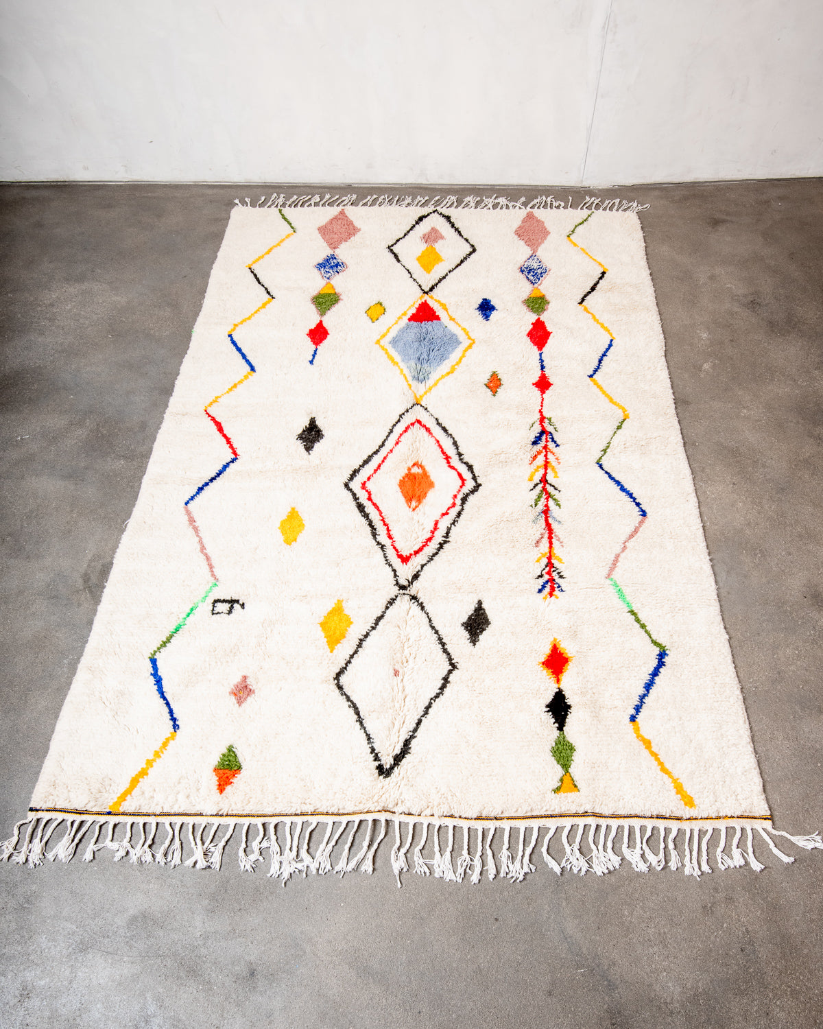 Modern designer handcrafted Berber rug from Morocco. Azilal rug with beautiful colors and patterns. Made of sheep’s wool and colourful cotton.